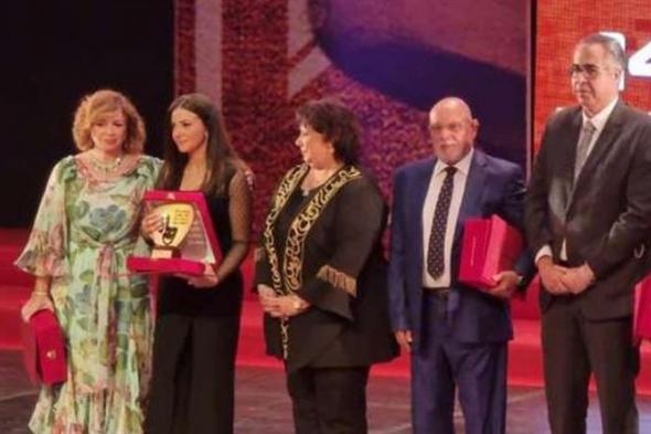 في أول ظهور لها..دنيا سمير غانم تتسلم جائزة والديها بالمهرجان القومي للمسرح